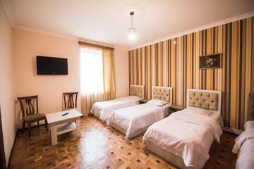 Фото номера Классический трехместный номер Отель Baron Hotel г. Ванадзор 2