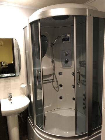Фото номера Двухместный номер Делюкс с 1 кроватью и балконом Отель Kirovakan Hotel г. Ванадзор 14