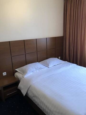 Фото номера Двухместный номер Делюкс с 1 кроватью и балконом Отель Kirovakan Hotel г. Ванадзор 7