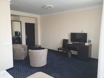 Фото номера Двухместный номер Делюкс с 1 кроватью и балконом Отель Kirovakan Hotel г. Ванадзор 4