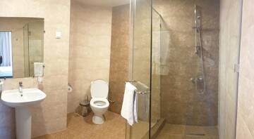 Фото номера Двухместный номер Делюкс с 1 кроватью и балконом Отель Kirovakan Hotel г. Ванадзор 2