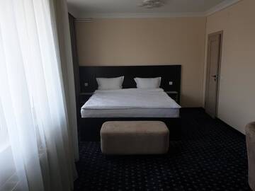 Фото номера Двухместный номер Делюкс с 1 кроватью и балконом Отель Kirovakan Hotel г. Ванадзор 5