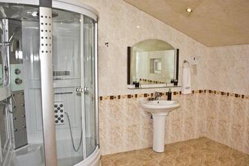 Фото номера Семейный номер с террасой Мини-отель Laguna Hotel г. Ванадзор 7