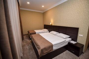 Фото номера Трехместный номер Делюкс Мини-отель Laguna Hotel г. Ванадзор 2