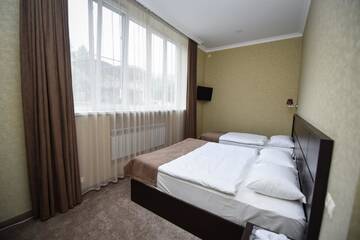 Фото номера Трехместный номер с видом на горы Мини-отель Laguna Hotel г. Ванадзор 2